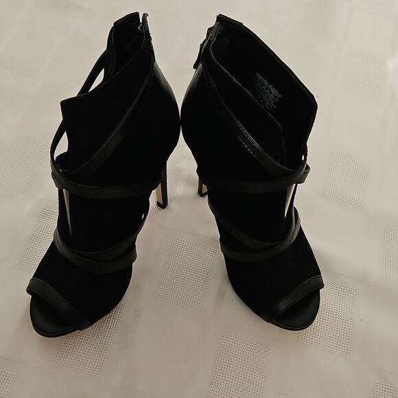 Elegant Black Stiletto Heels - Picture 7 of 16